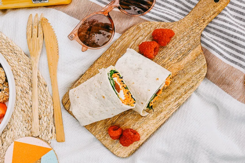 Wrap veggie au houmous, chèvre et tomates