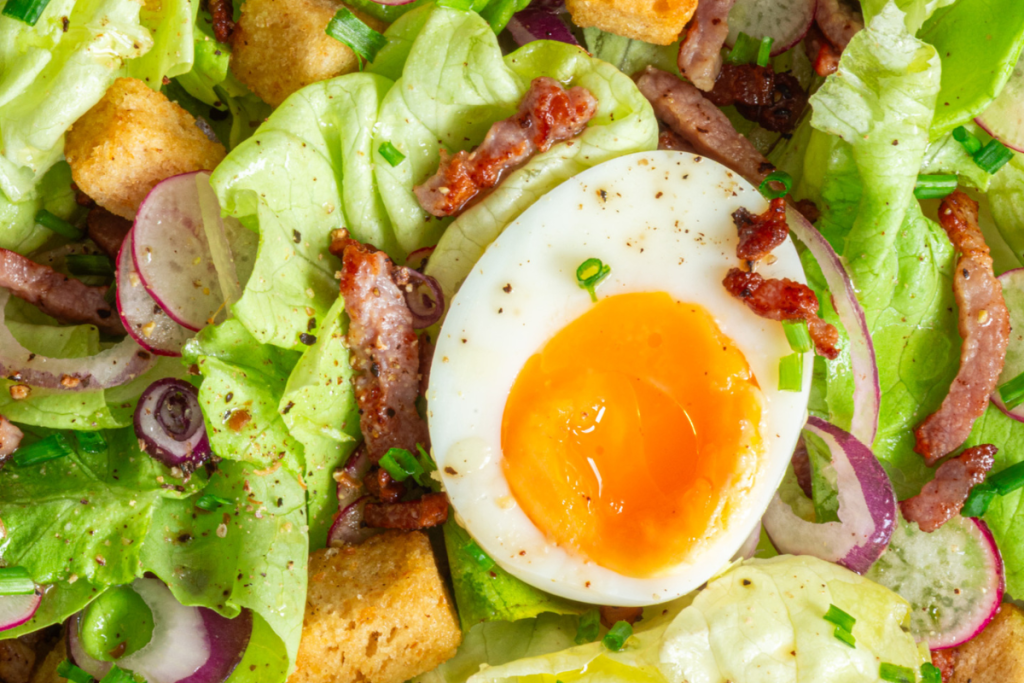 salade lyonnaise - œuf mollet, lardons et croûtons