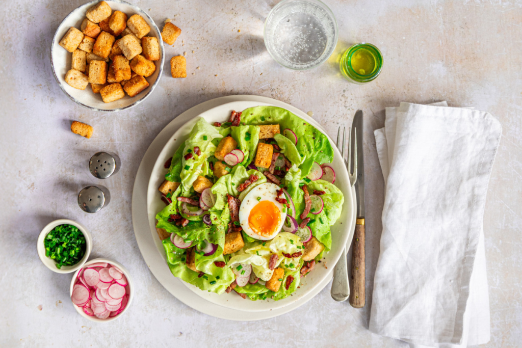 salade lyonnaise - œuf mollet, lardons et radis