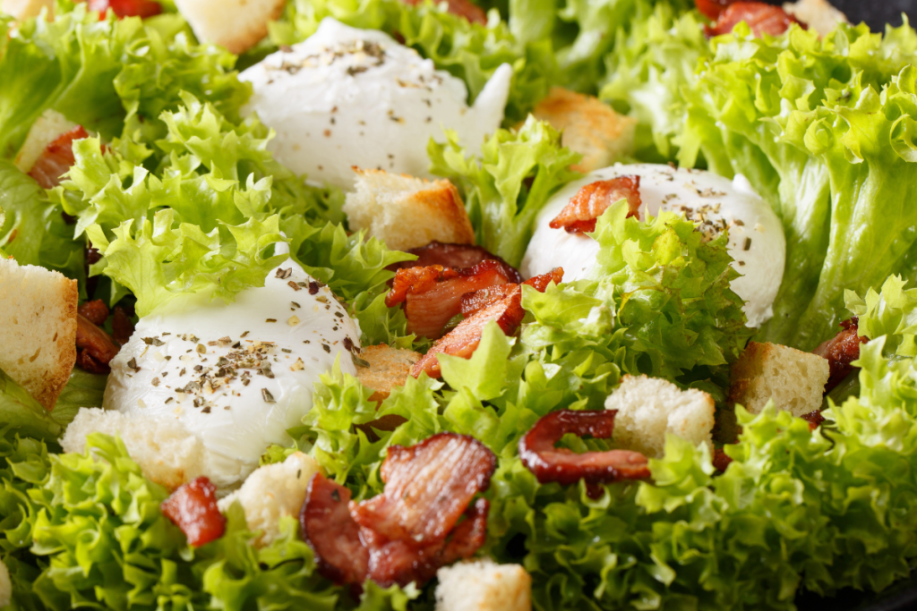 salade lyonnaise - œufs pochés, lardons et croûtons