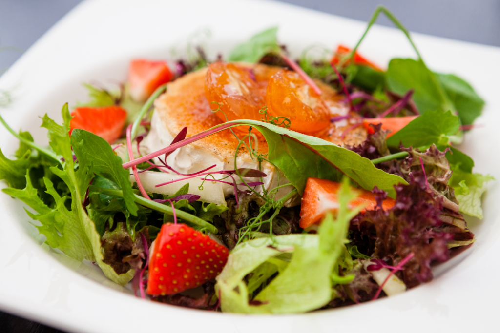 salade chèvre chaud - fraises et miel