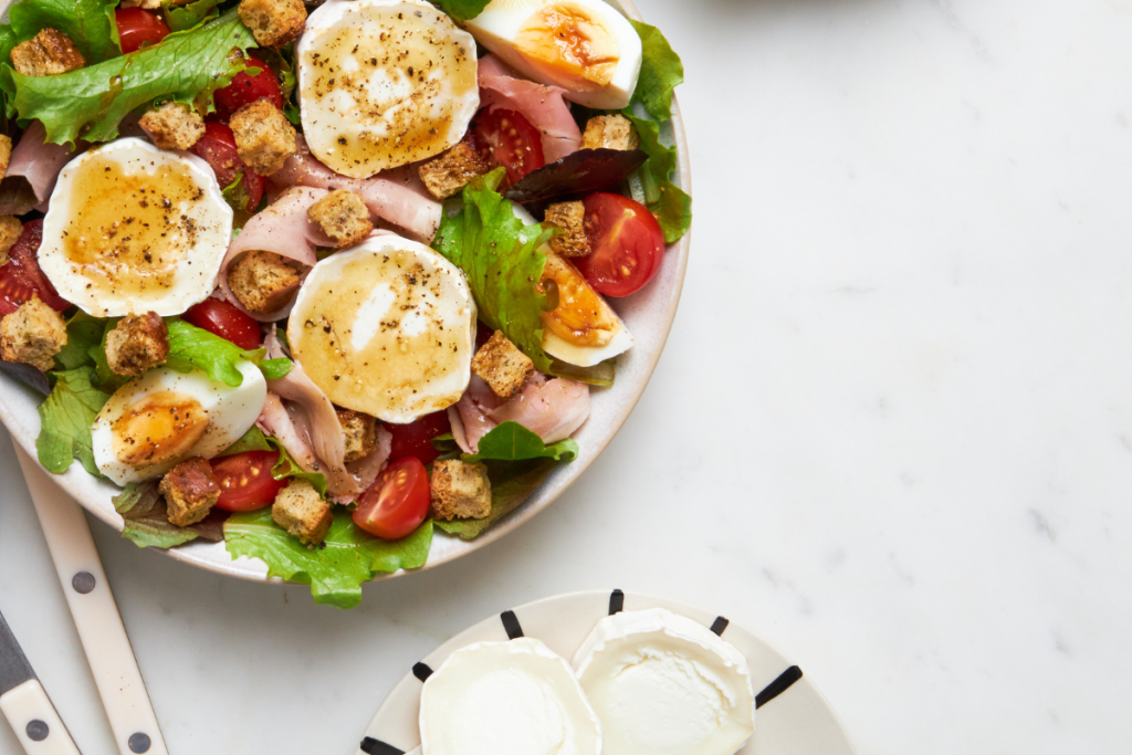 salade chèvre chaud - jambon, œufs et croûtons