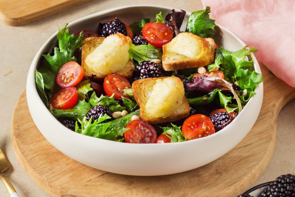 salade chèvre chaud - mûres et tomates cerises